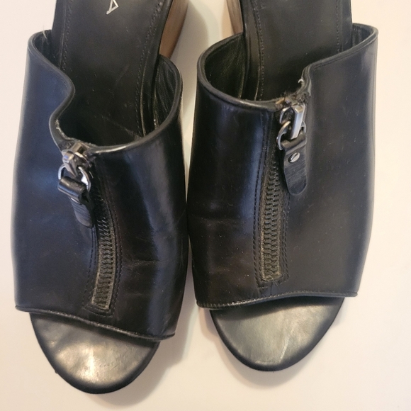 Via Spiga Black Leather Mules with Zipper Detail EUC Minimimist Modern Casual - Picture 4 of 6